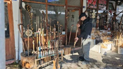 El işçiliğinin son temsilcilerinden Mithat Usta, ürettiği bastonlarıyla teknolojiye direniyor