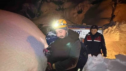 Kar nedeniyle çökme tehlikesi olan evde yaşayan yaşlı çift kurtarıldı