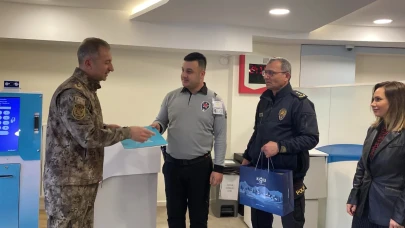 Dolandırıcılık Olayını Engelleyen Güvenlik Görevlisi’ne Teşekkür Belgesi