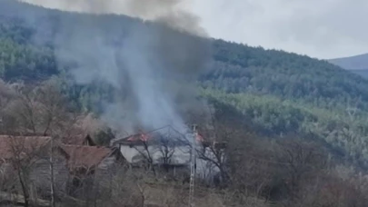 Alevlere teslim olan iki katlı ahşap ev kullanılamaz hale geli