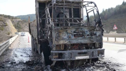 Alevlere teslim olan kamyondan geriye demir yığını kaldı