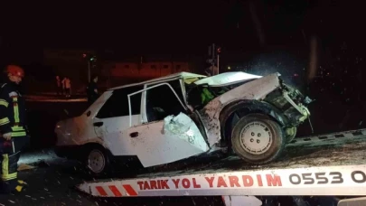 Alkollü sürücünün kullandığı Tofaş otomobil tuzlama aracına çarptı: 1'i ağır 2 yaralı