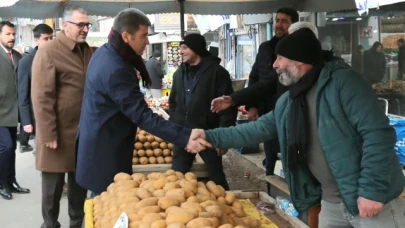 Bakan Merzifon'da pazar esnafını ziyaret etti