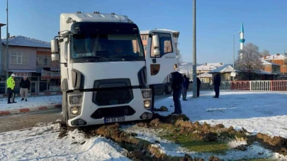 Buzdan kayan kamyon refüje çıktı