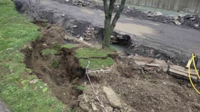 Çay yatağındaki heyelan istinat duvarını yıktı