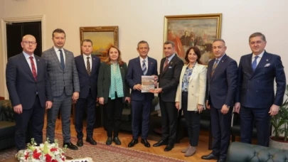 CHP Milletvekilleri raporlarını Özel'e sundu