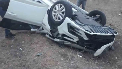 Devrilen araçtaki 4 kişi yaralandı