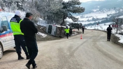 Erpiliç işçilerini taşıyan minibüs devrildi: 22 yaralı