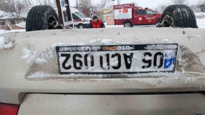 Hastane randevusuna giderken karlı yolda şarampole devrildiler: 3 yaralı