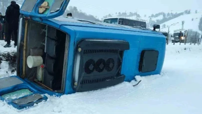 İçerisinde öğretmenlerin de bulunduğu servis minibüsü devrildi: 2 yaralı
