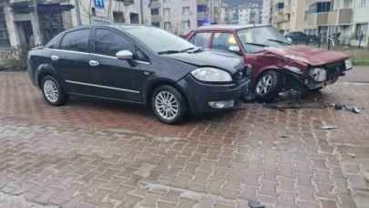 İki otomobil çarpıştı, sürücüler burnu bile kanamadan kurtuldu