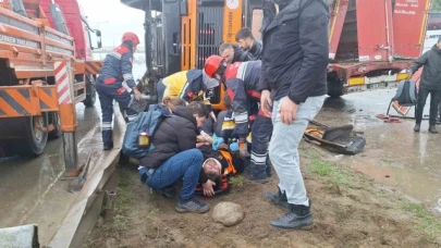 Karayolları yol süpürme kamyonu yola devrildi: 1 yaralı