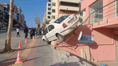 Kazara el freni indirilen otomobil binanın merdiveninde asılı kaldı