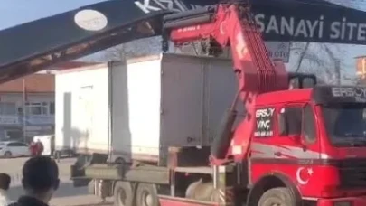 Konteyner taşıyan vinç sanayi nizamiyesine takıldı
