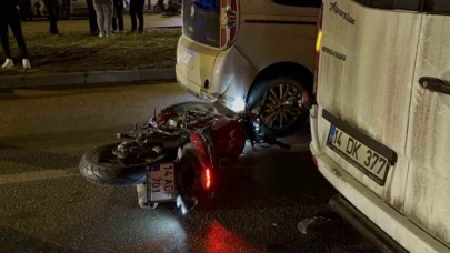 Minibüsün altında kalan motosiklet sürücüsü hayatını kaybetti