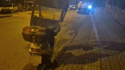 Motosiklet yolun ortasında yürüyen kişiye çarptı