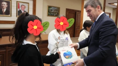 Öğrencilerden Vali Bakan'a helva ikramı