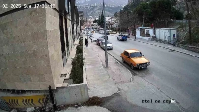 Önüne çıkan otomobile çarparak takla atan motosiklet sürücüsü şok geçirdi: O anlar kamerada