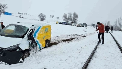 PTT aracına tren çarptı: 1 yaralı