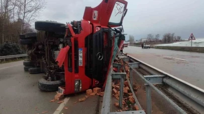 Tuğla yüklü kamyon devrildi: 1 yaralı