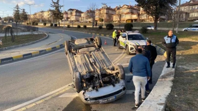 Virajı alamayan otomobil takla attı: Anne ve çocuğu yaralandı