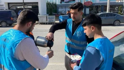 Ülkü Ocakları’ndan Temizlik İşçilerine Anlamlı Jest
