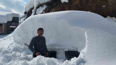 Karla kaplı bahçesinde arabasını bulmak için saatlerce uğraştı