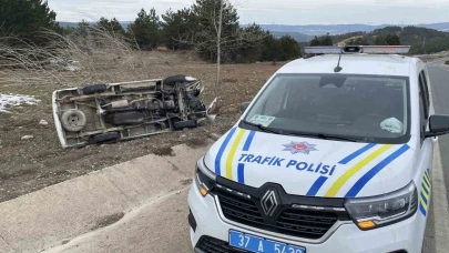 Devrilen minibüsteki 3 kişi yaralandı