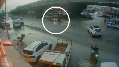 2 kişinin yaralandığı motosiklet kazası kamerada