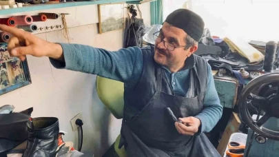Dünyanın en dar sokağından birinde 45 yıldır ayakkabı tamir ediyor