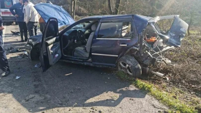 Lastiği patlayan otomobile yangın söndürme tüpü taşıyan kamyonet çarptı: 3 yaralı