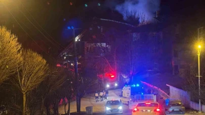 3 katlı evin çatısında çıkan yangın korkuttu