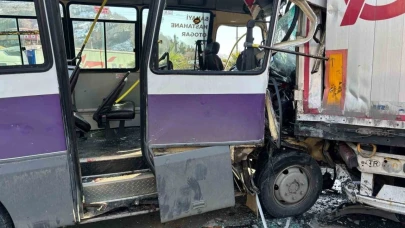 Yolcu dolu minibüs park halindeki tıra çarptı: 12 yaralı