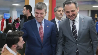 Vali Bakan ve Eminoğlu gençlerle bir araya geldi