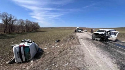 Hafif ticari araçlar kafa kafaya çarpıştı: 1 ölü, 5 yaralı