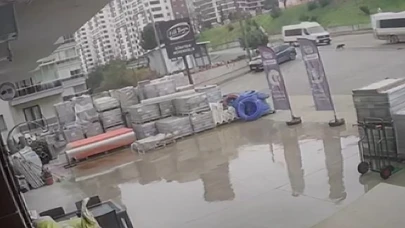 Önce minibüsü ile köpeğin üstünden geçti, sonra hiçbir şey olmamış gibi yoluna devam etti