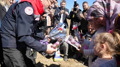 Bakan Yumaklı, tarlada Taşköprü sarımsağı dikti