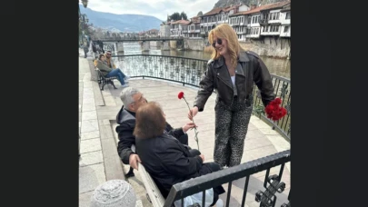 Şen, 8 Mart Dünya Kadınlar Günü’nü Karanfil Dağıtarak Kutladı