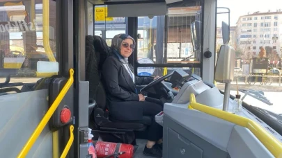 KADIN ŞOFÖR VATANDAŞIN TAKDİRİNİ TOPLUYOR