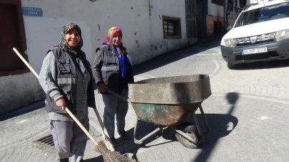 Emekçi kadınlar ekmek paralarını çöpten çıkartıyor
