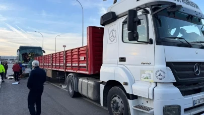 Yolcu otobüsü Tır'a çarptı! Çok sayıda yaralı var