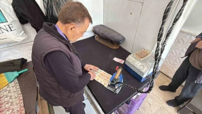 47 yıllık terzi, aldığı ve verdiği tüm paraları ütülüyor