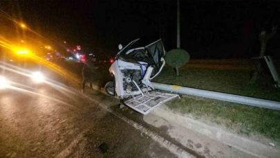 Direğe çarpan Tofaş kağıt gibi ezildi