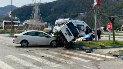 Otomobil hafif ticari araca çarptı: 1 yaralı