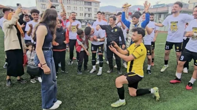 Şampiyonluk maçında futbolcudan, kız arkadaşına evlilik teklifi