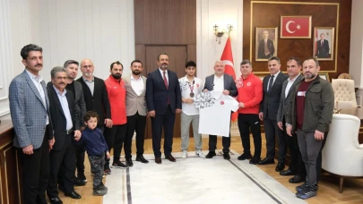 AVRUPA ÜÇÜNCÜSÜ GÜREŞÇİYE COŞKULU KARŞILAMA!
