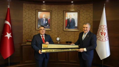 Bakan Bak, Rektör Özölçer’i makamında kabul etti