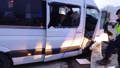 İşçi servisi istinat duvarına çarptı: 21 yaralı