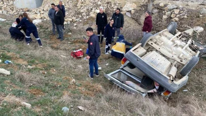 Şarampole yuvarlanan otomobildeki 2 kişi yaralandı