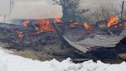 Ahşap ev küle döndü, ev sakinleri son anda kurtuldu